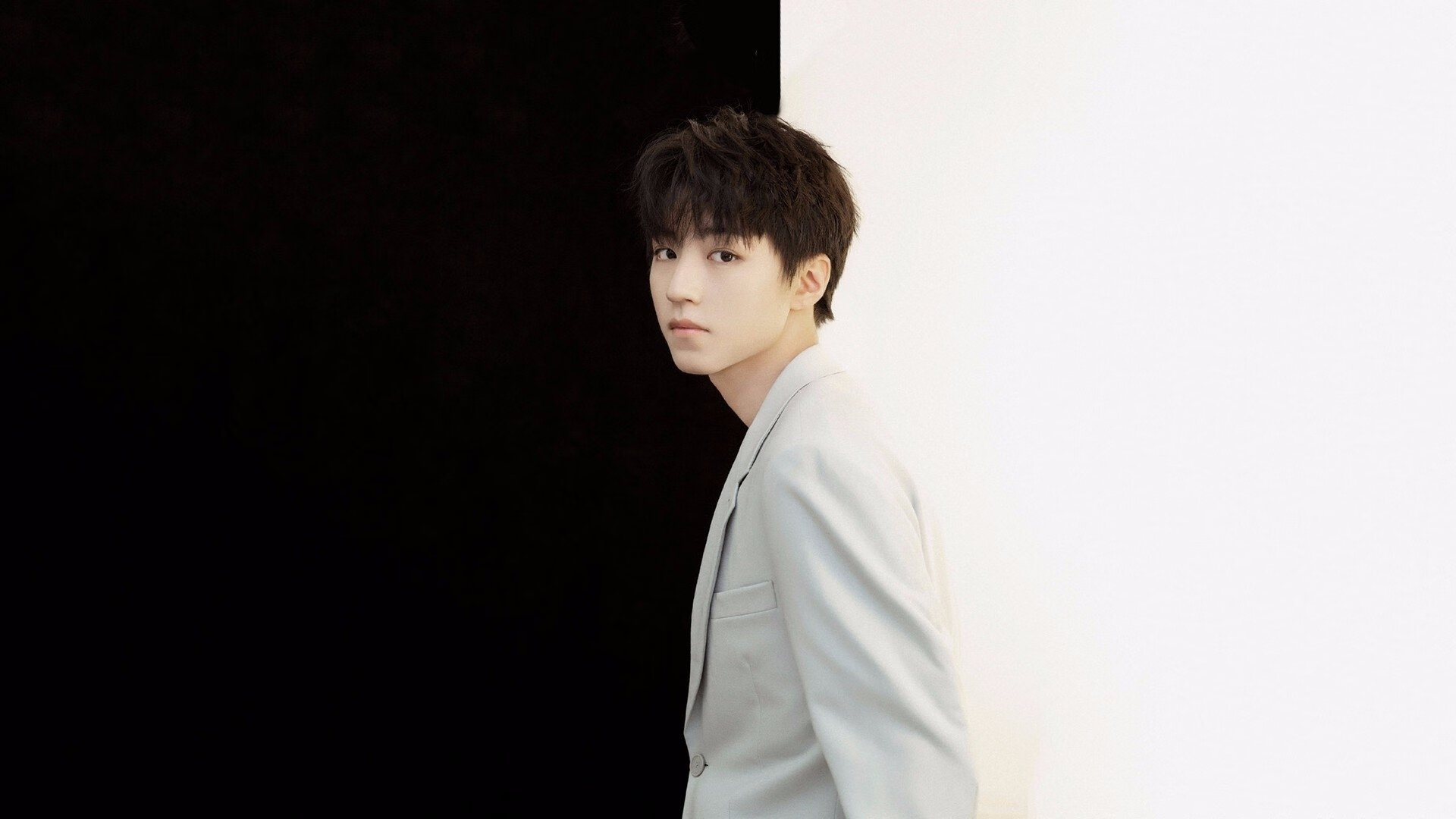 碾压与点燃,当雷诺的战术铁蹄踏碎红牛,皮亚斯特里以星辰之焰重燃赛场