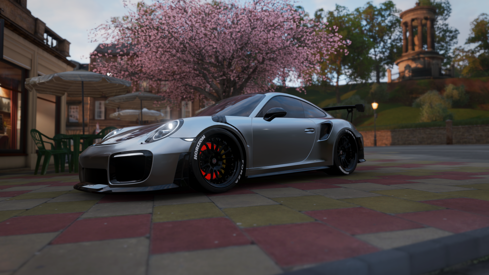 极速与绿茵的共振，当银箭在霓虹中破风，巴黎在无声处攻防